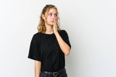 Beyaz arka plandaki genç beyaz kadın gördüğü bir şey yüzünden şoka uğruyor..