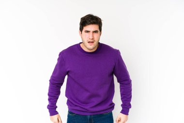 Beyaz arka planda izole edilmiş genç adam çok kızgın, öfkeli, hayal kırıklığına uğramış bir şekilde bağırıyor..