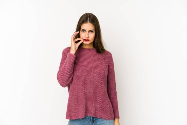 Beyaz arka planda izole edilmiş beyaz tenli genç bir kadın parmakları dudaklarında bir sır saklıyor..