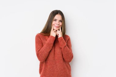 Yalnız poz veren beyaz bir kadın.