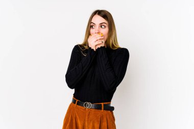 Beyaz arka planda izole edilmiş beyaz tenli genç bir kadın. Ağzını eliyle kapatan bir fotokopi odasına bakıyor..