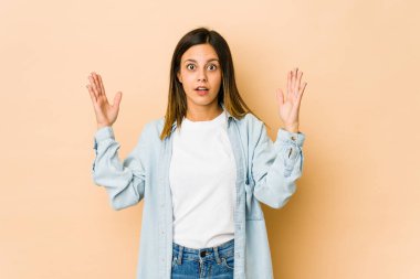 Bej arka planda izole edilmiş genç bir kadının bir fikri, ilham konsepti var..