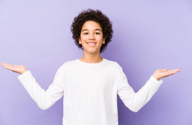 Afrikalı Amerikalı izole çocuk kollarıyla ölçek yapar, mutlu ve kendinden emin hisseder..