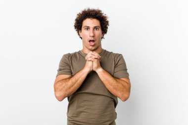 Olgun yakışıklı bir adam yalnız başına şans diliyor, hayret içinde ve ağzı açık bir şekilde önüne bakıyor..