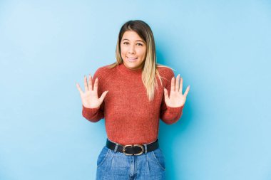 Kafkasyalı genç bir kadın dışlanmış pozu veriyor. İğrenme belirtisi gösteren birini reddediyor..