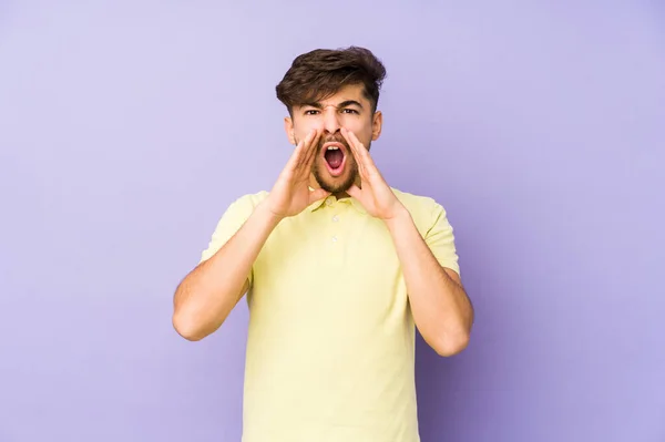 Jovem Árabe Homem Isolado Fundo Roxo Gritando Animado Para Frente — Fotografia de Stock