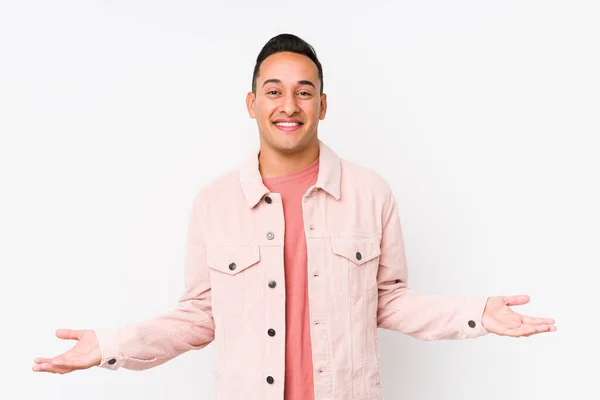 Jovem Latino Posando Isolado Mostrando Uma Expressão Bem Vinda — Fotografia de Stock