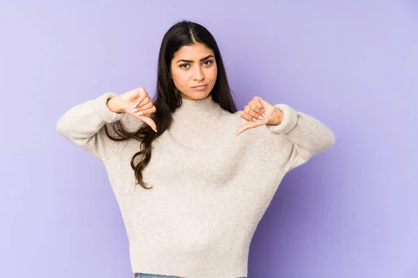 Mulher Indiana Jovem Isolado Fundo Roxo Mostrando Gesto Antipatia Polegares — Fotografia de Stock