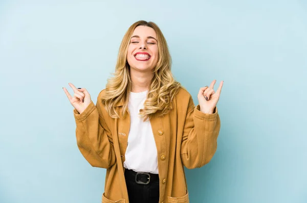 Jong Blond Mooi Vrouw Geïsoleerd Tonen Rock Gebaar Met Vingers — Stockfoto