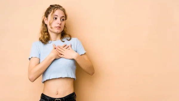 Giovane Donna Caucasica Isolata Sfondo Beige Espressione Amichevole Premendo Palmo — Foto Stock