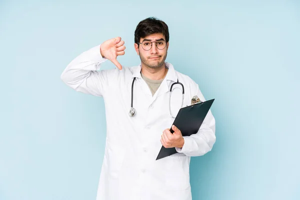 Jonge Dokter Man Geïsoleerd Blauwe Achtergrond Toont Een Afkeer Gebaar — Stockfoto