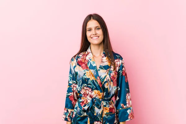 Jonge Blanke Vrouw Draagt Een Kimono Pyjama Gelukkig Glimlachend Vrolijk — Stockfoto