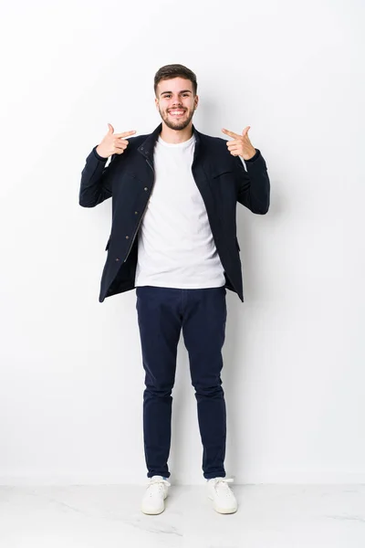 Corpo Inteiro Jovem Caucasiano Isolado Sorrisos Apontando Dedos Para Boca — Fotografia de Stock