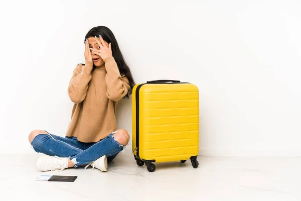 若いです中国人旅行者女性座っています上の床にスーツケースとともに隔離された点滅によって指恐怖と神経 — ストック写真