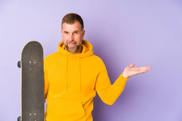 Senior Skater Man Geïsoleerd Paarse Achtergrond Toont Een Kopieerruimte Een — Stockfoto