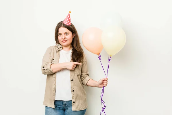 여성이 공간에서 무언가를보여 주면서 가리키며 생일을 축하하고 있습니다 — 스톡 사진