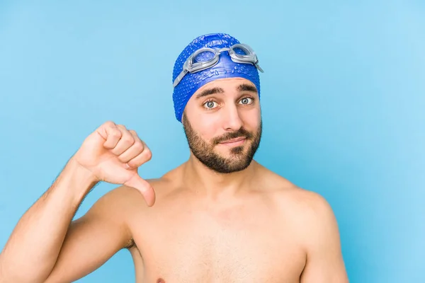 年轻英俊的游泳男子孤立无援 表现出不喜欢的姿态 大拇指朝下 不同意的概念 — 图库照片