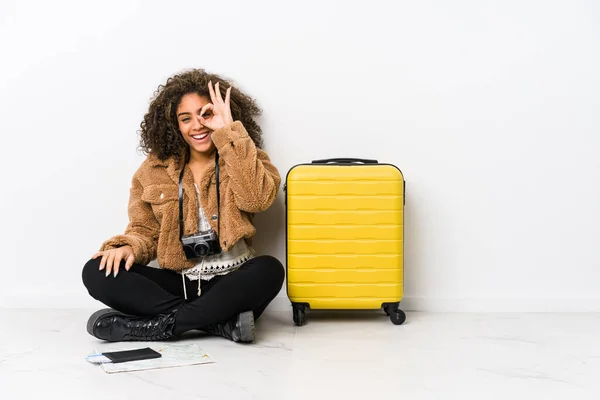 Giovane Donna Afroamericana Pronta Viaggio Eccitato Mantenendo Gesto Sugli Occhi — Foto Stock