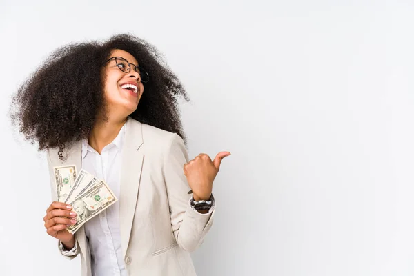 Ung Afro Affärskvinna Håller Kreditbil Isolerad Ung Afro Affärskvinna Håller — Stockfoto