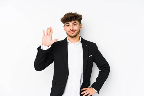 Mladý Arabský Obchodník Izolované Úsměv Veselý Ukazující Číslo Pět Prsty — Stock fotografie