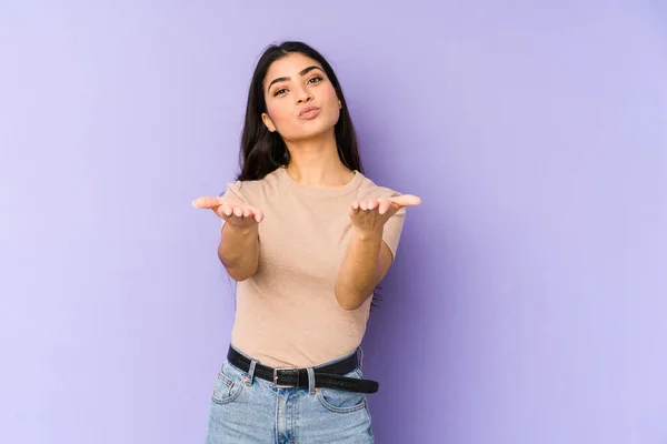 Giovane Donna Indiana Isolata Sfondo Viola Labbra Pieghevoli Palme Mano — Foto Stock