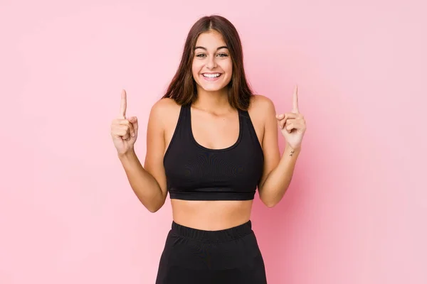 Joven Caucásico Fitness Mujer Haciendo Deporte Aislado Indica Con Ambos — Foto de Stock