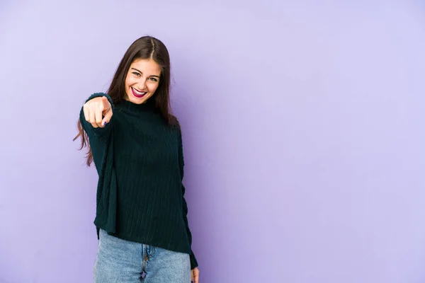 Joven Mujer Caucásica Aislada Sobre Fondo Púrpura Sonrisas Alegres Apuntando — Foto de Stock