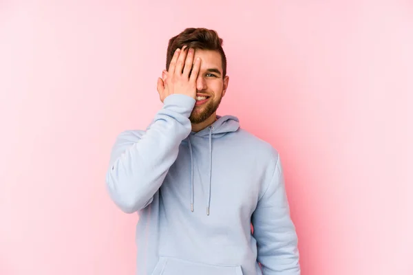 Junger Kaukasischer Mann Isoliert Auf Rosa Hintergrund Und Hat Spaß — Stockfoto