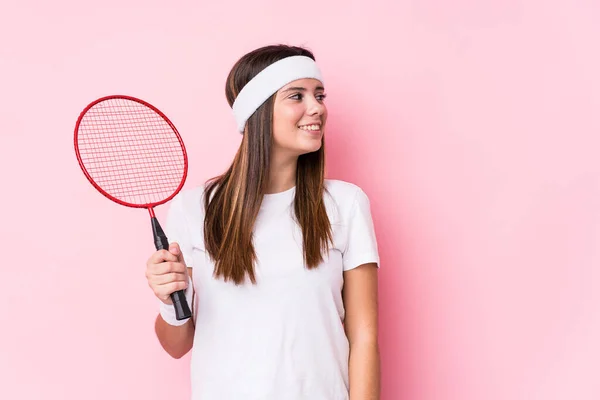 Młoda Kaukaska Kobieta Gra Badminton Pojedyncze Spojrzenia Bok Uśmiechnięty Wesoły — Zdjęcie stockowe