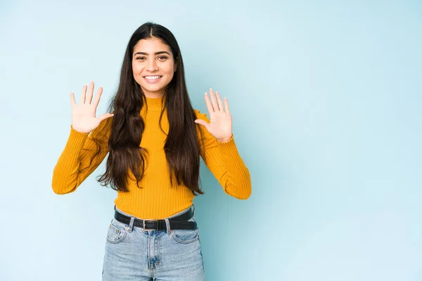 Jonge Indiaanse Vrouw Geïsoleerd Blauwe Achtergrond Tonen Nummer Tien Met — Stockfoto