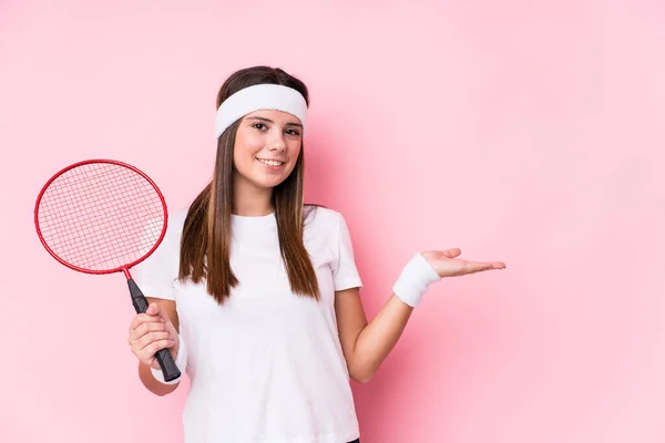 Ung Kaukasiska Kvinna Spelar Badminton Isolerad Visar Kopia Utrymme Handflata — Stockfoto