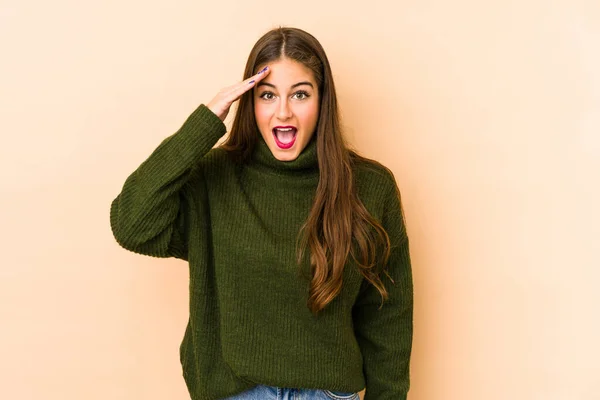 Joven Mujer Caucásica Aislada Fondo Beige Grita Fuerte Mantiene Los — Foto de Stock