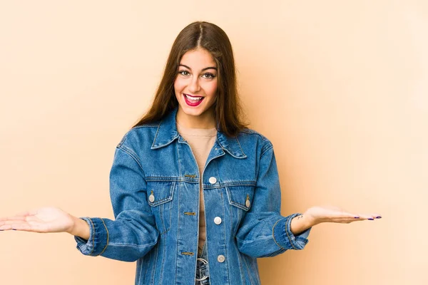 Mulher Branca Jovem Isolado Bege Fundo Faz Escala Com Braços — Fotografia de Stock