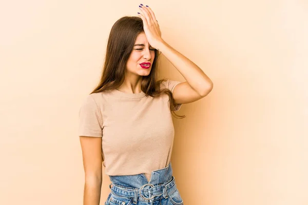 Young Caucasian Woman Isolated Beige Background Forgetting Something Slapping Forehead — Stock Photo, Image