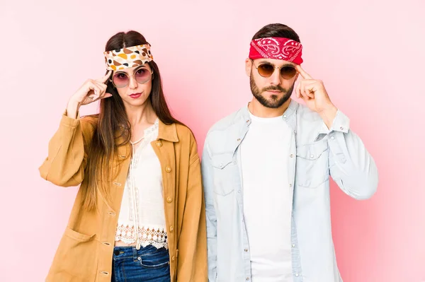 Jovem Casal Caucasiano Vestindo Festival Música Roupas Isoladas Apontando Templo — Fotografia de Stock