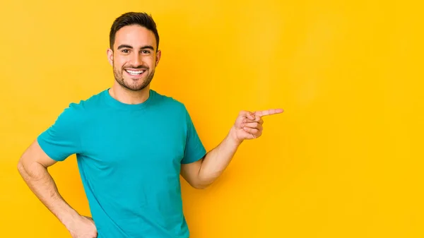 Jonge Blanke Man Geïsoleerd Gele Bakgrond Glimlachend Vrolijk Wijzend Met — Stockfoto