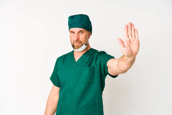 Chirurgo Uomo Anziano Isolato Sfondo Bianco Piedi Con Mano Tesa — Foto Stock