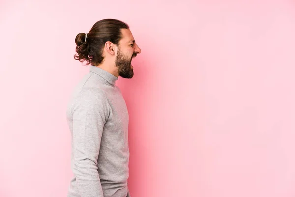 Young Long Hair Man Isolated Pink Background Shouting Copy Space — Stock Photo, Image