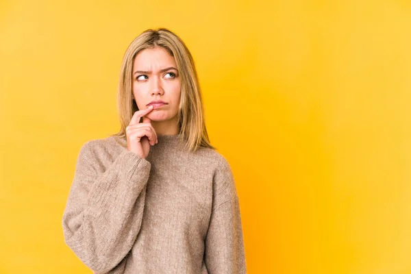 Joven Rubia Caucásica Aislada Mirando Lado Con Expresión Dudosa Escéptica —  Fotos de Stock