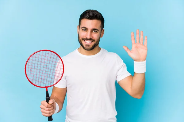 Jovem Bonito Homem Jogando Badminton Isolado Sorrindo Alegre Mostrando Número — Fotografia de Stock