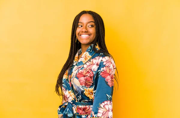 Asyalı Pijama Giyen Genç Afro Amerikalı Kadın Yalnız Görünüyor Gülümsüyor — Stok fotoğraf