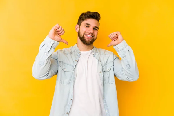 Jovem Caucasiano Isolado Fundo Amarelo Sente Orgulhoso Auto Confiante Exemplo — Fotografia de Stock