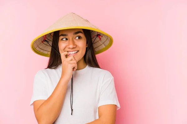 Mladý Asijský Žena Sobě Vietnamský Klobouk Izolovaný Mladý Asijské Žena — Stock fotografie