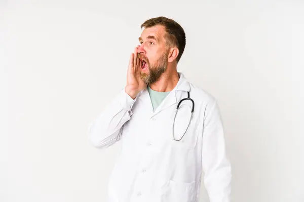 Anziano Medico Uomo Isolato Sfondo Bianco Gridando Tenendo Palmo Vicino — Foto Stock