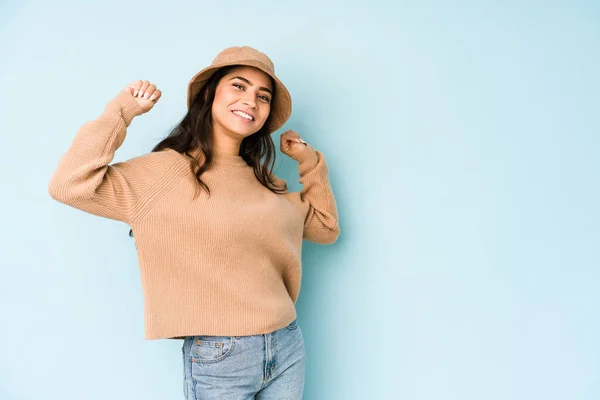 Mujer India Joven Con Sombrero Aislado Sobre Fondo Azul Celebrando — Foto de Stock