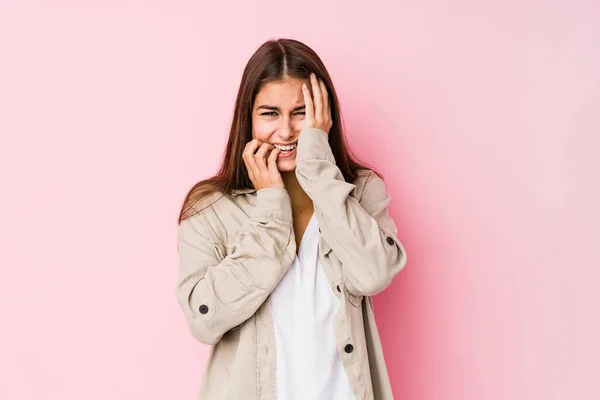 Ung Kaukasisk Kvinna Poserar Rosa Bakgrund Gnälla Och Gråter Tröstlöst — Stockfoto