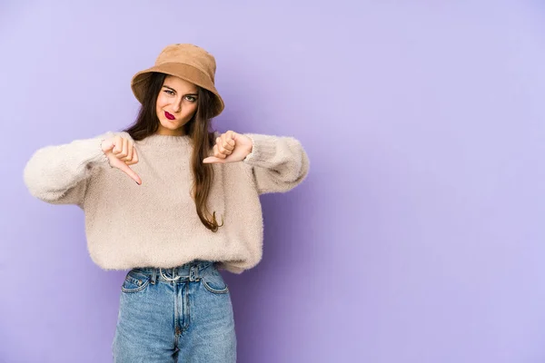 Mujer Joven Caucásica Aislada Sobre Fondo Púrpura Mostrando Pulgar Hacia — Foto de Stock