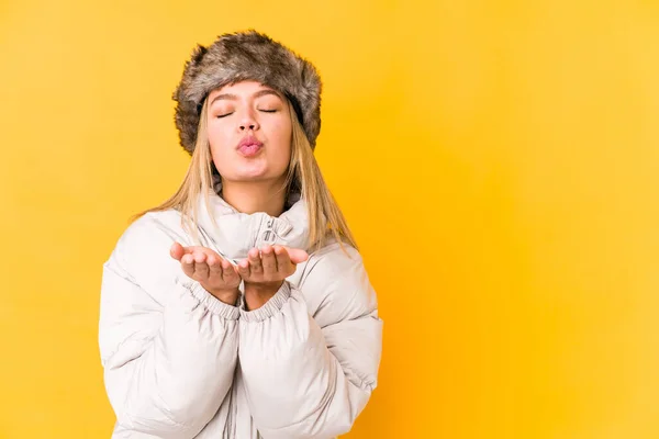 Junge Blonde Kaukasische Frau Trägt Winterkleidung Isoliert Gefaltete Lippen Und — Stockfoto