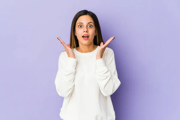 Junge Frau Auf Lila Hintergrund Isoliert Überrascht Und Schockiert — Stockfoto