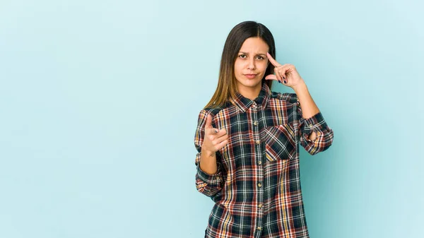 Mujer Joven Aislada Sobre Fondo Azul Apuntando Templo Con Dedo — Foto de Stock